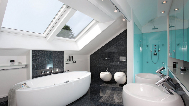 Moderne badkamer met dakramen