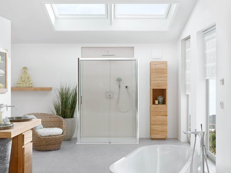 Moderne badkamer met dubbele installatie boven de douche