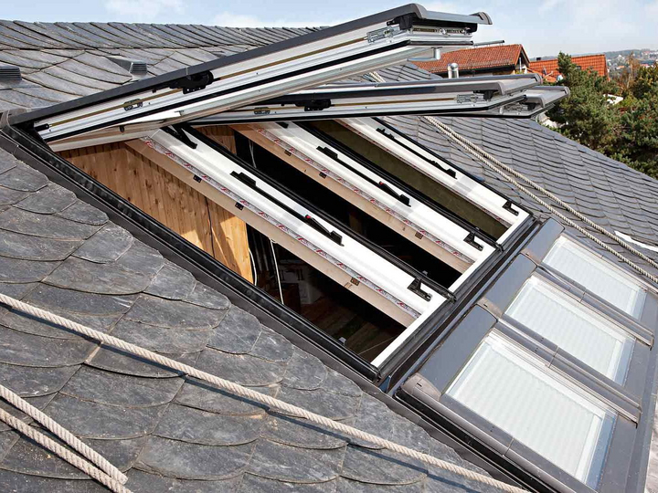Leistenen dak met open dakramen