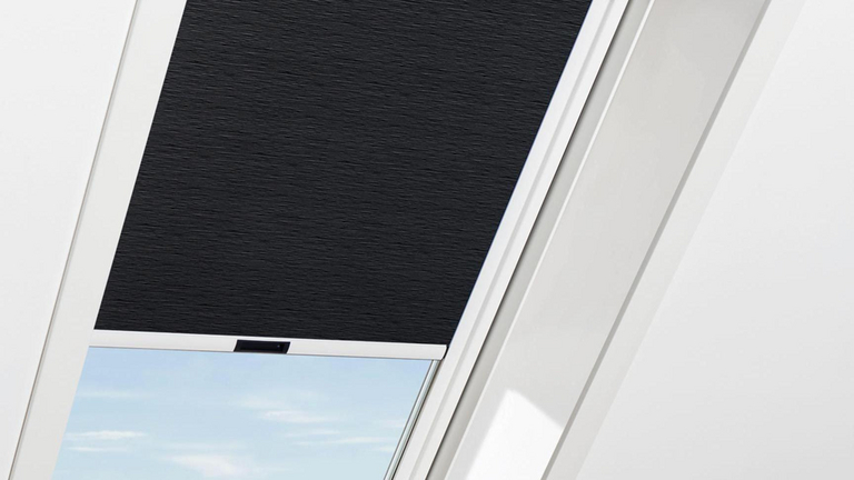Close-up van een verduisteringsrolgordijn geïnstalleerd op een dakvenster