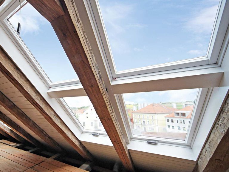 Bovenverdieping met oude houten balken en diverse dakramen 