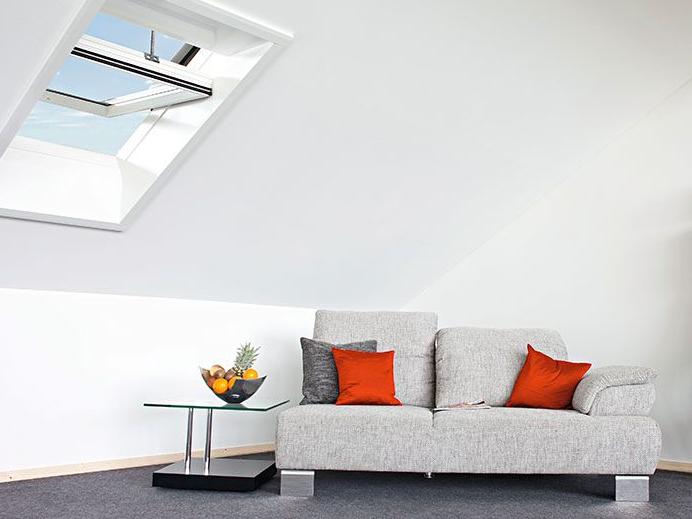 Uitzicht op een woonkamer met een half open dakraam