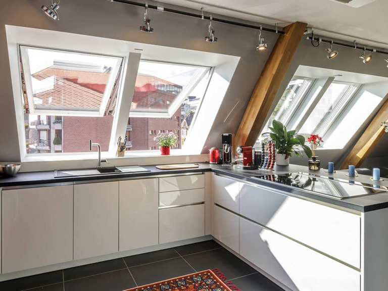 kueche-modern-offene-dachfenster