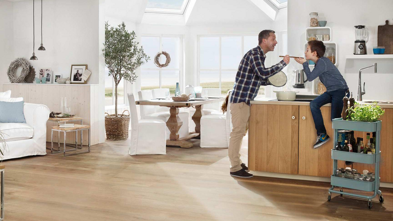 Uitzicht op een woonruimte met keuken